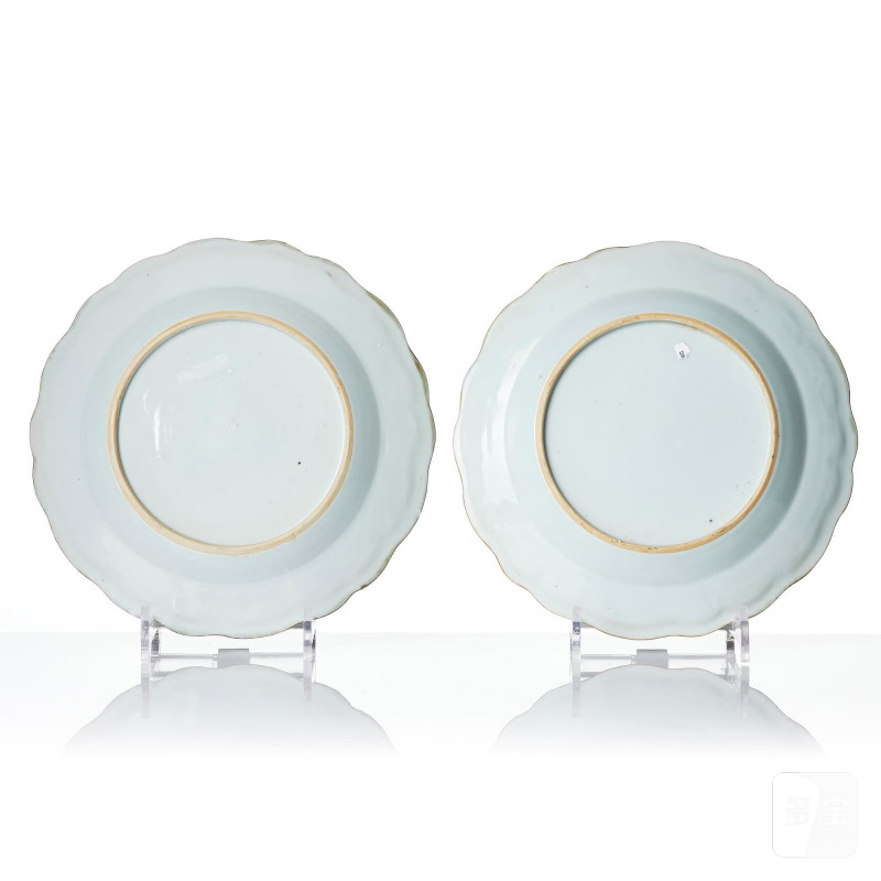 A pair of famille rose armorial dishes, - 图3